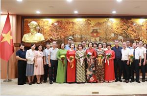 Văn phòng UBND Thành phố trao quyết định, gặp gỡ chia tay cán bộ nghỉ chế độ