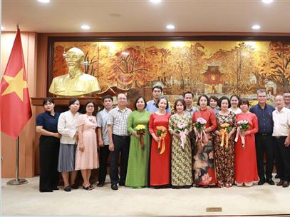 Văn phòng UBND Thành phố trao quyết định, gặp gỡ chia tay cán bộ nghỉ chế độ