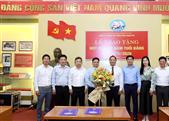 Đảng ủy cơ quan Văn phòng UBND Thành phố trao Huy hiệu 30 năm tuổi Đảng cho đồng chí Nguyễn Văn Huy