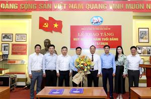 Đảng ủy cơ quan Văn phòng UBND Thành phố trao Huy hiệu 30 năm tuổi Đảng cho đồng chí Nguyễn Văn Huy